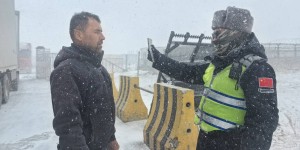 新疆喀什:高原风雪保通关