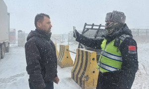 新疆喀什:高原风雪保通关